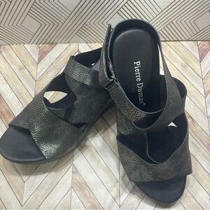 Like NEW PIERRE DUMAS natural 15 wedge sandal in pewter 7 1/2 C1